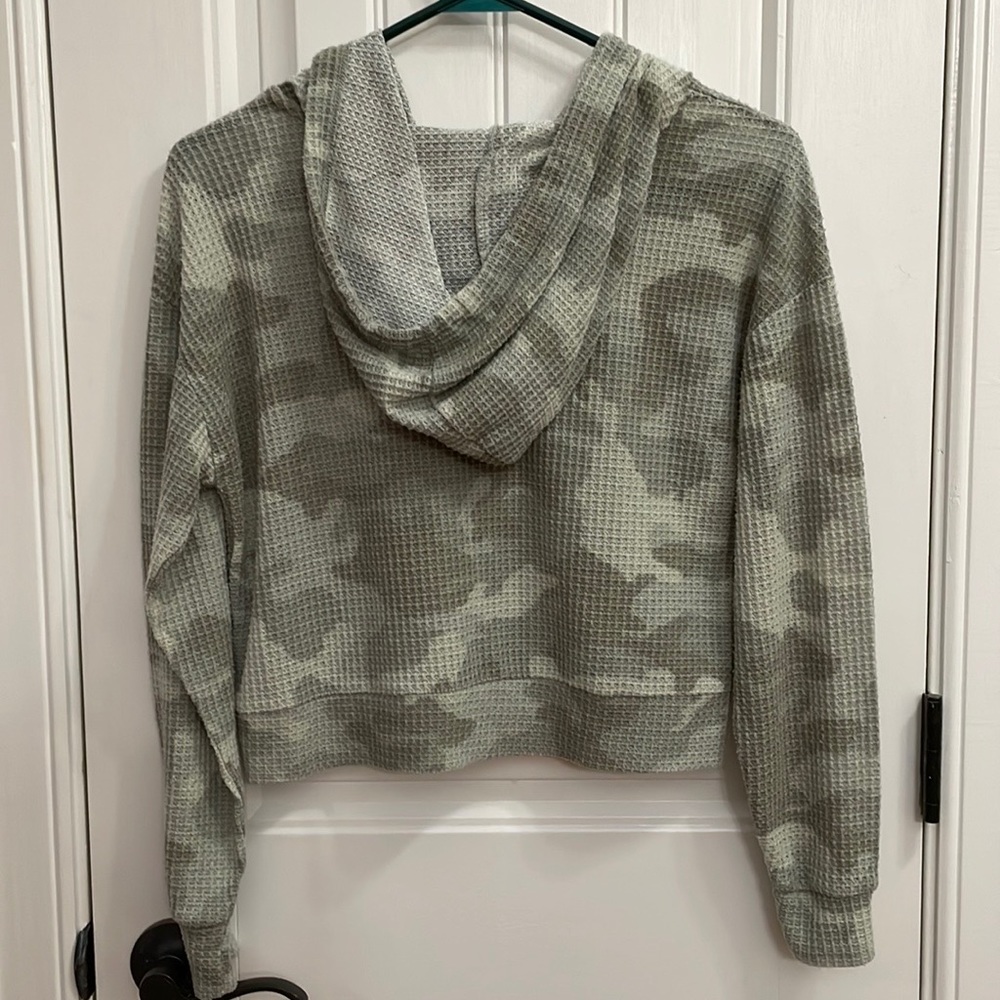 Cozie camo cropped hoodie.  XS - Picture 2 of 5